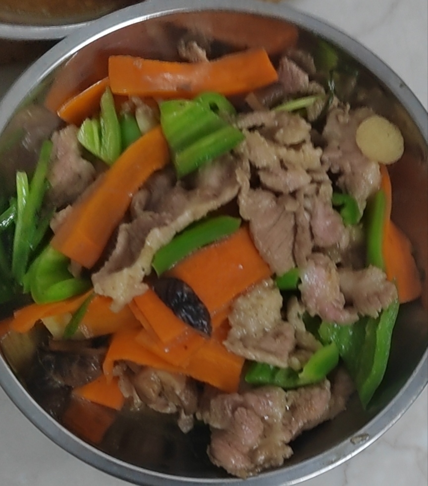 香菇红萝卜炒肉