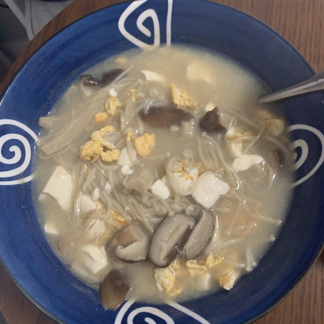 菌菇豆腐鲜虾蛋汤!