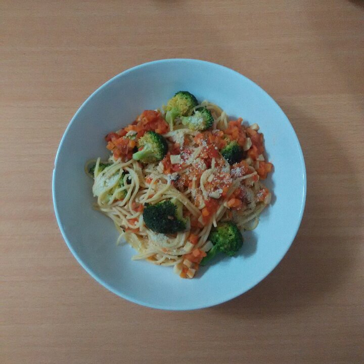 西兰花番茄意面（Whole Wheat Pasta with Broccoli and Tomato Sauce)