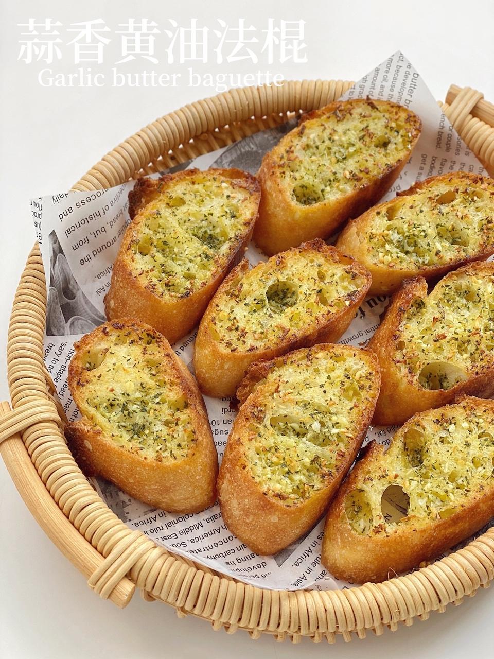 万能蒜香黄油🧈搭配法棍一口嘎嘣脆的做法