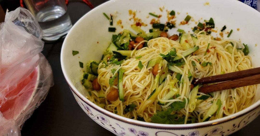 超简单的酸辣凉拌面