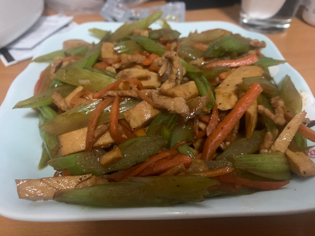 午餐晚餐简单快手下饭菜芹菜炒香干