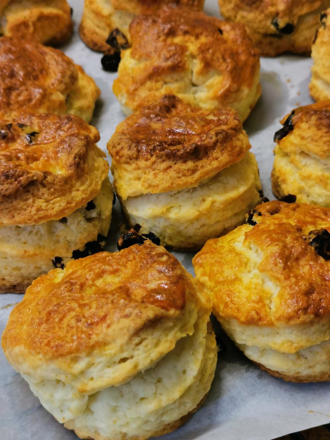 复刻英国女王私人御厨的经典司康：加映Cream Tea 经典吃法 & 如何做出松软內里、酥脆边缘的司康&司康佐醬製作