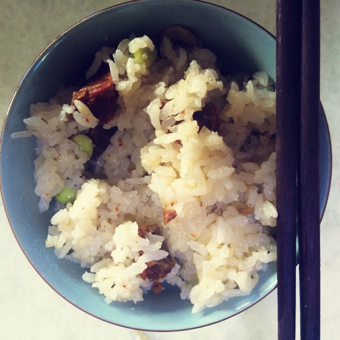 超快手的电饭锅腊肠焖饭