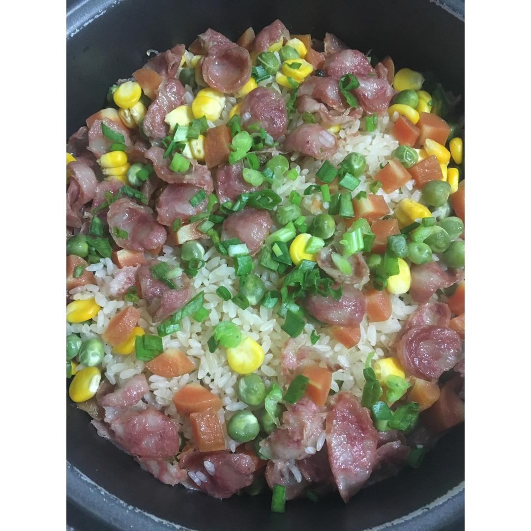 超快手的电饭锅腊肠焖饭