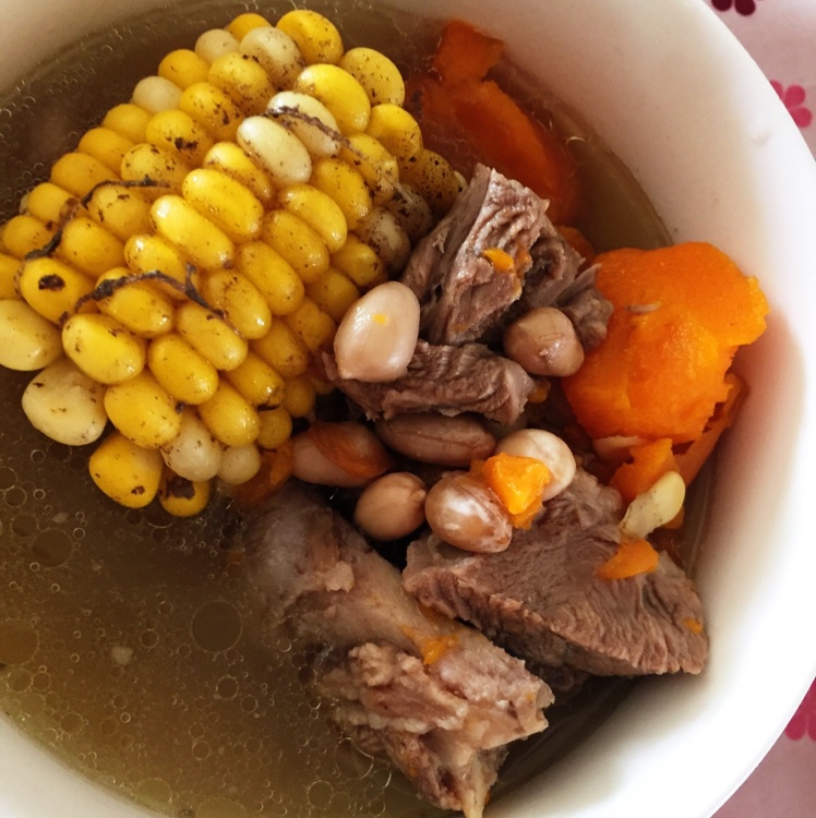 胡萝卜玉米排骨汤
