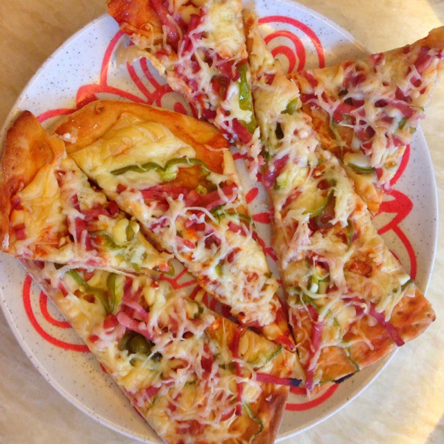 薄饼脆皮火腿pizza
