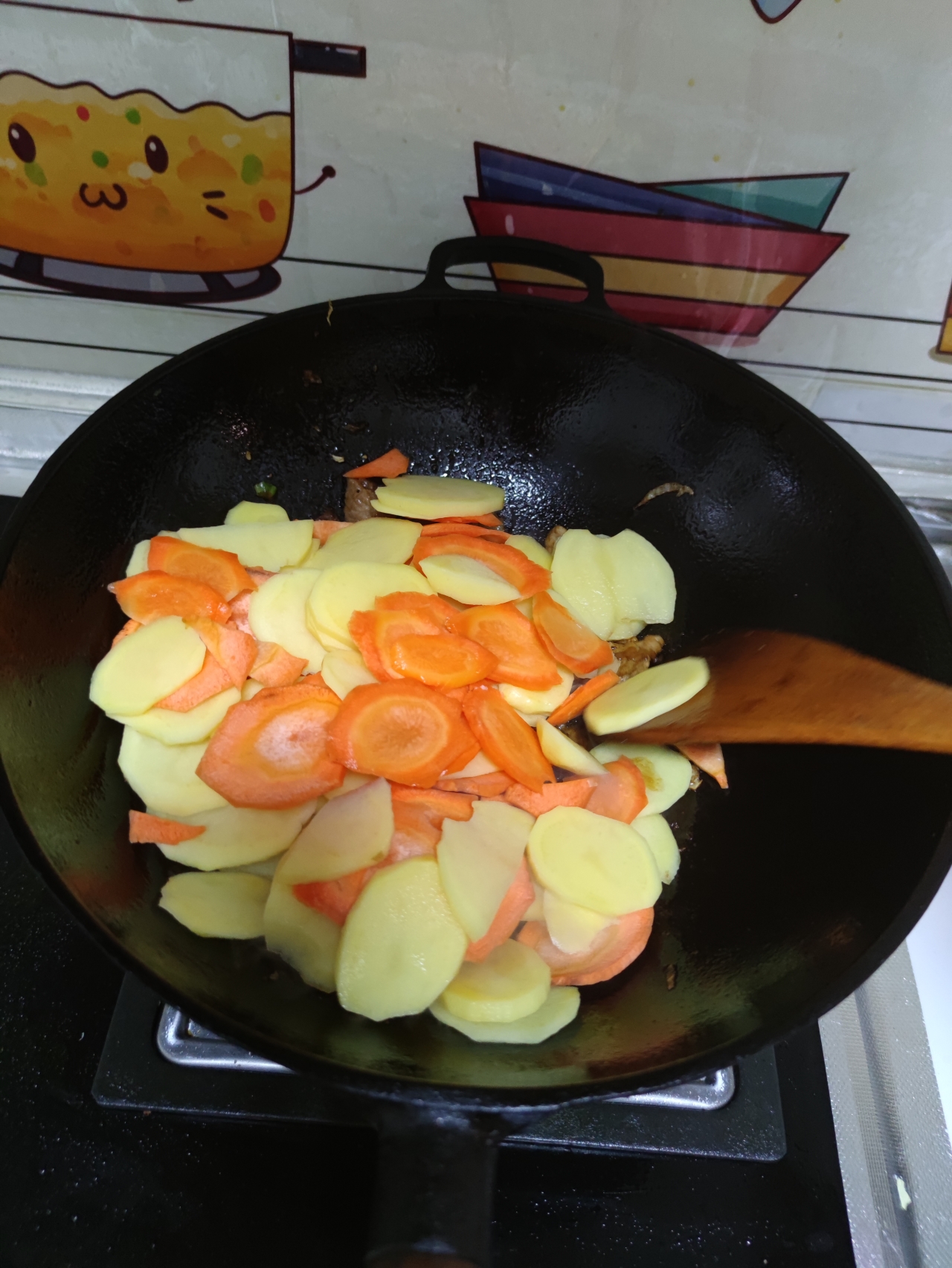 白菜土豆片胡萝卜炒肉的做法 步骤2