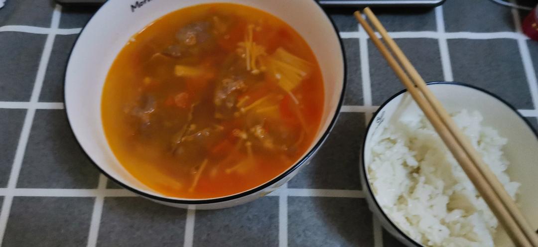 金针菇肥牛番茄锅