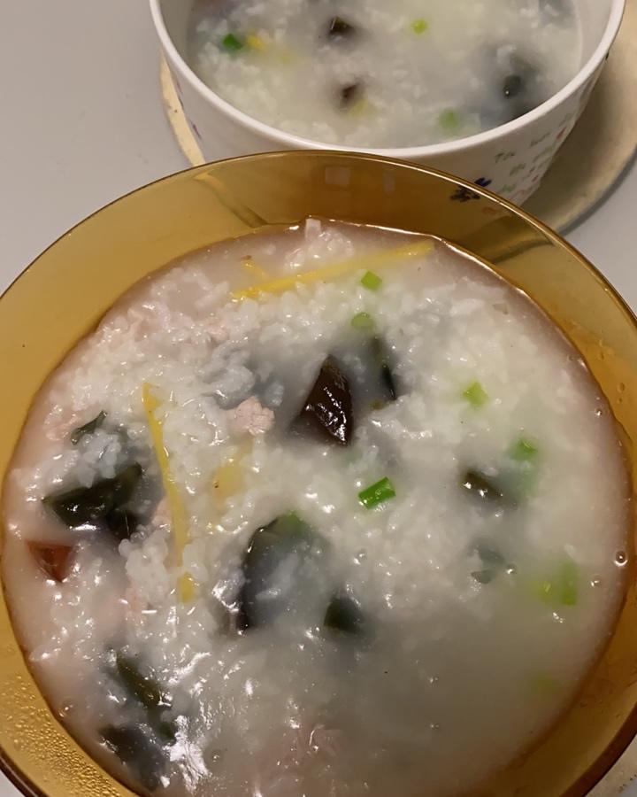 吃吧三文鱼做的皮蛋瘦肉粥