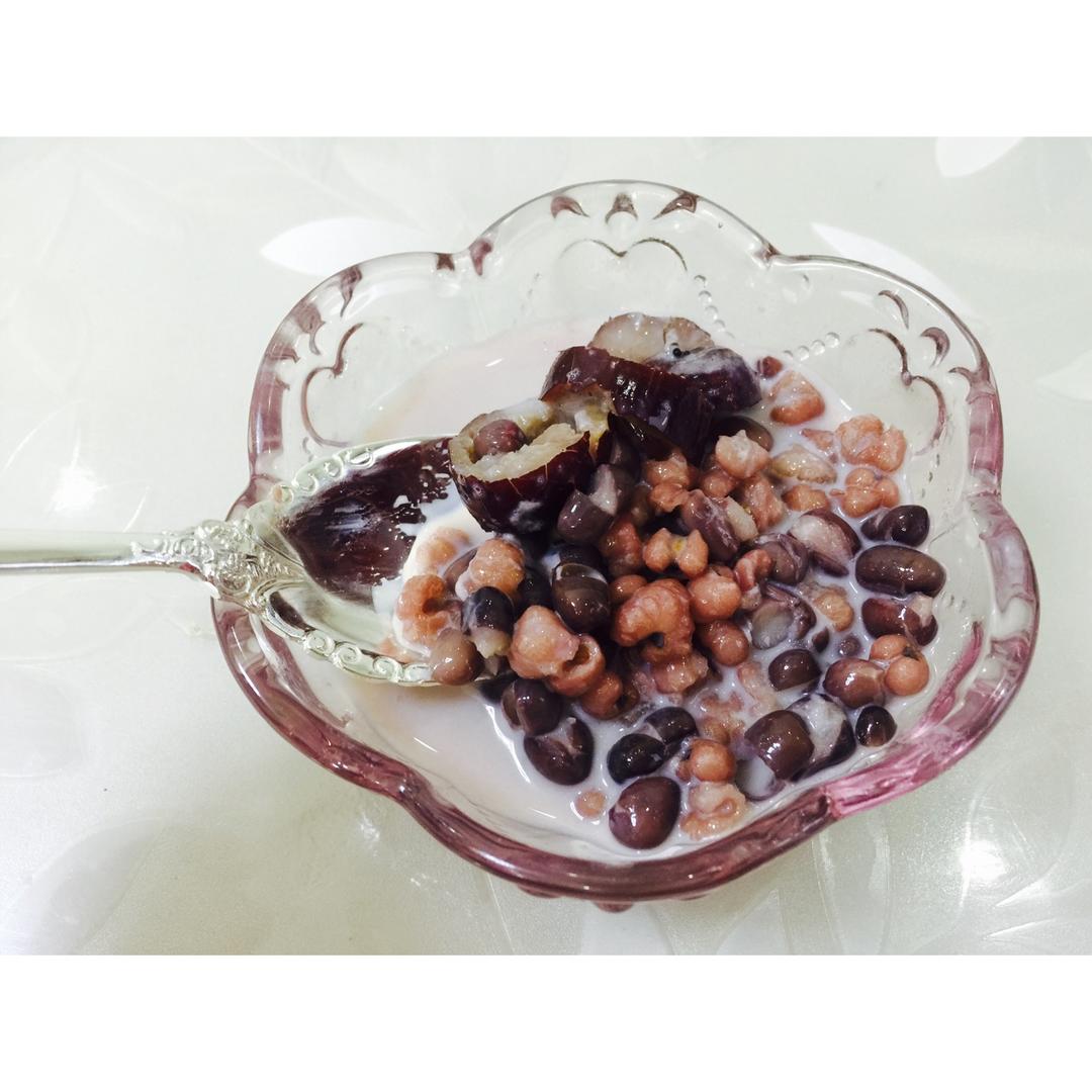 红枣红豆薏仁牛奶粥