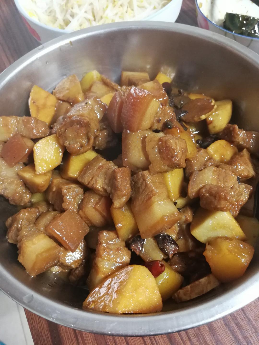 吃着碗里望着锅里的红烧肉