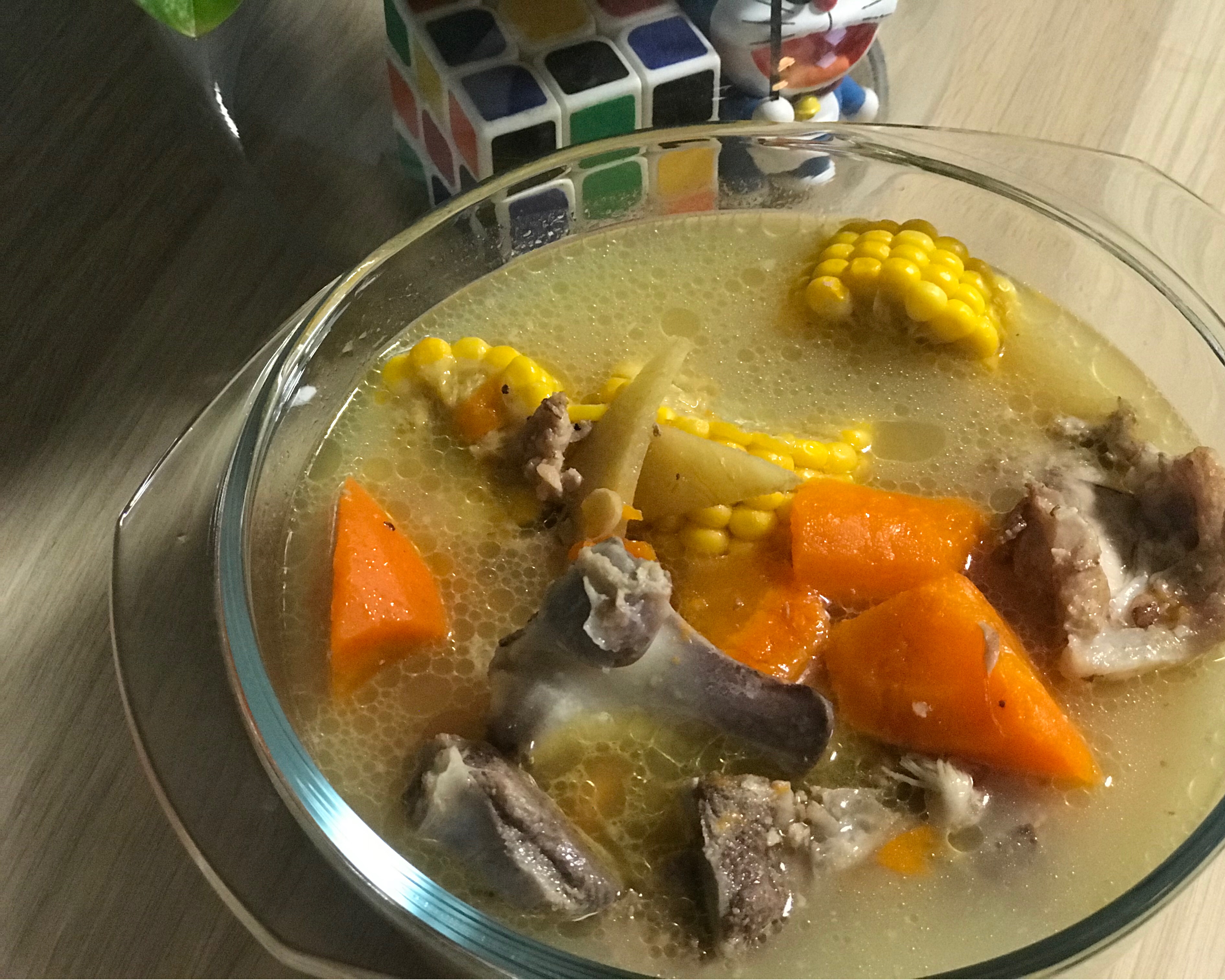 浓郁胡萝卜玉米排骨汤的做法