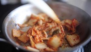 5分钟韩式泡菜炒饭做法的做法 步骤2