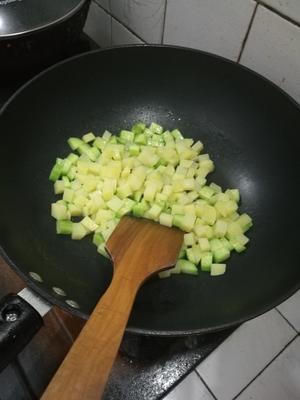 土豆黄瓜丁的做法 步骤5