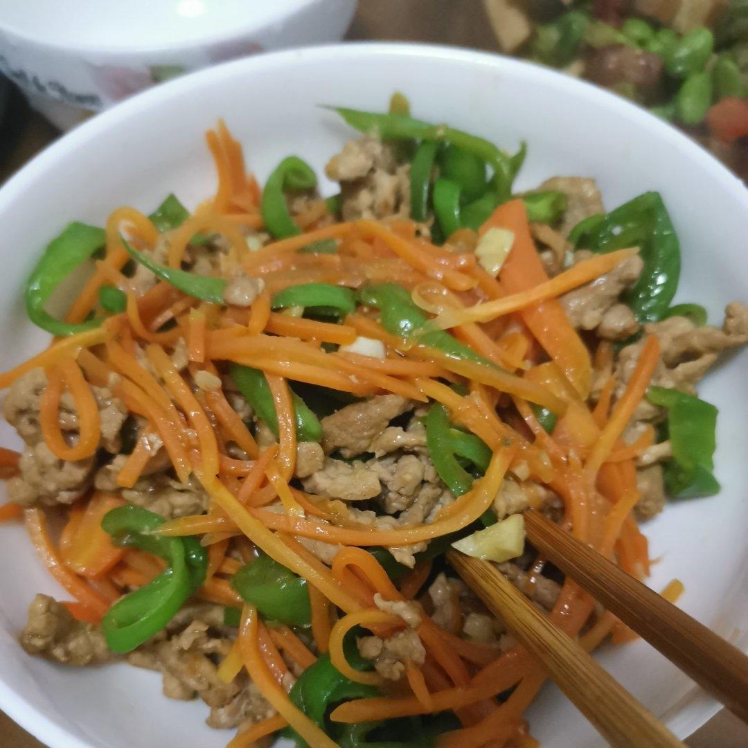 青椒肉丝，这样炒太好吃了。