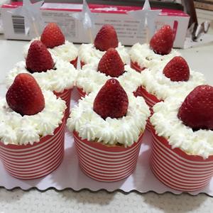 草莓纸杯海绵蛋糕的做法 步骤1