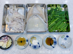 【0370】韭菜苔炒墨鱼 <302小厨房>的做法 步骤1