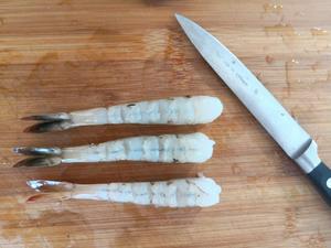 酥脆炸虾的做法 步骤3