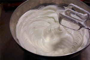 酸奶戚风蛋糕（26厘米定制烤盘）的做法 步骤10