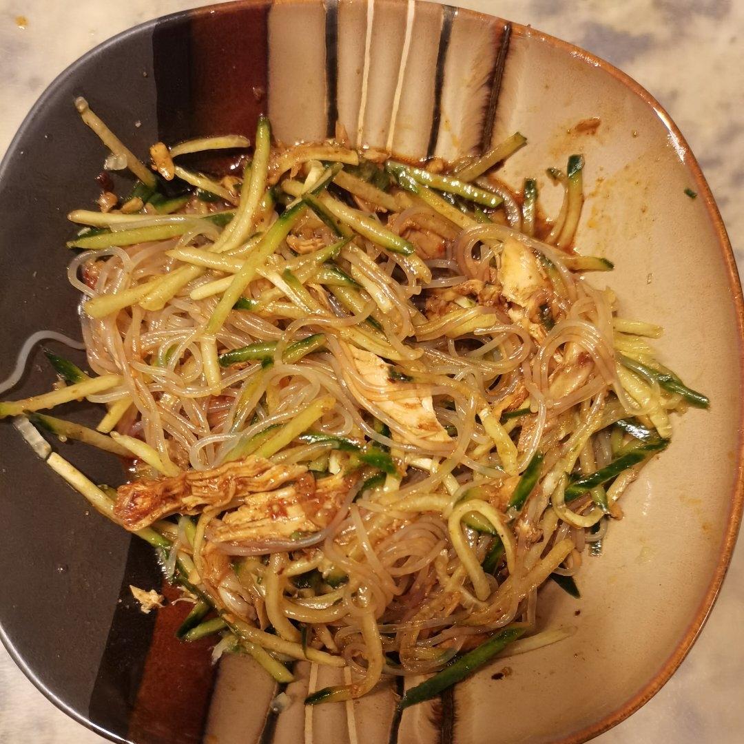 凉拌黄瓜鸡丝，好吃不胖