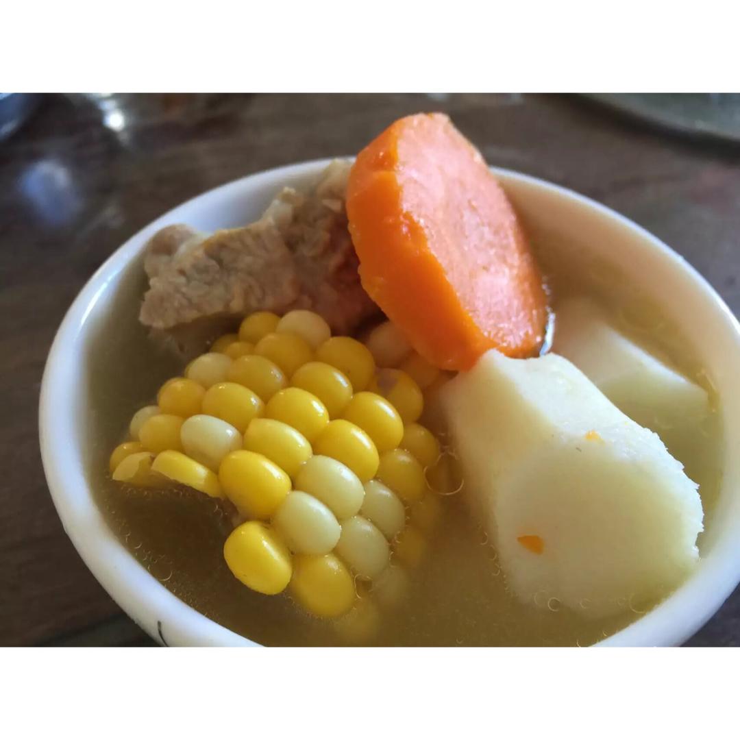 胡萝卜玉米排骨汤