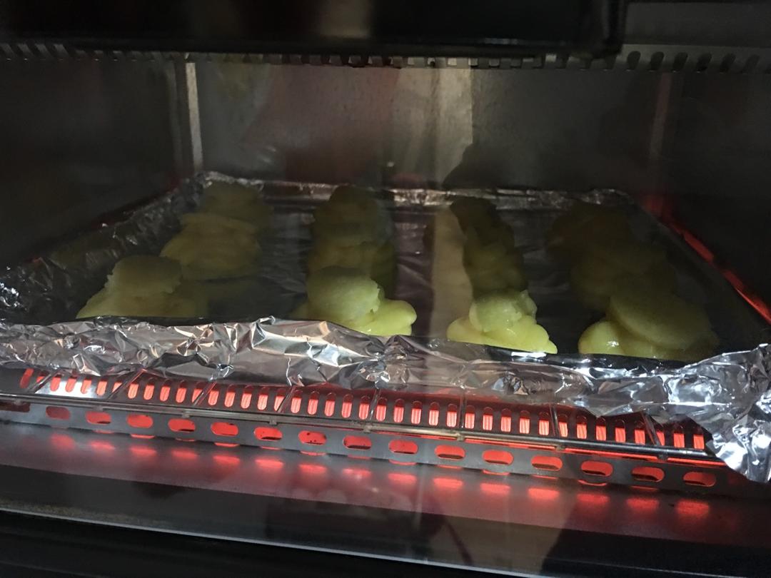 酥皮奶油泡芙--#皮黑森林#