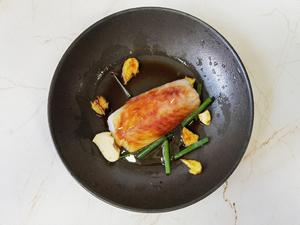 挪威北极鳕鱼丨葱烤鳕鱼的做法 步骤3