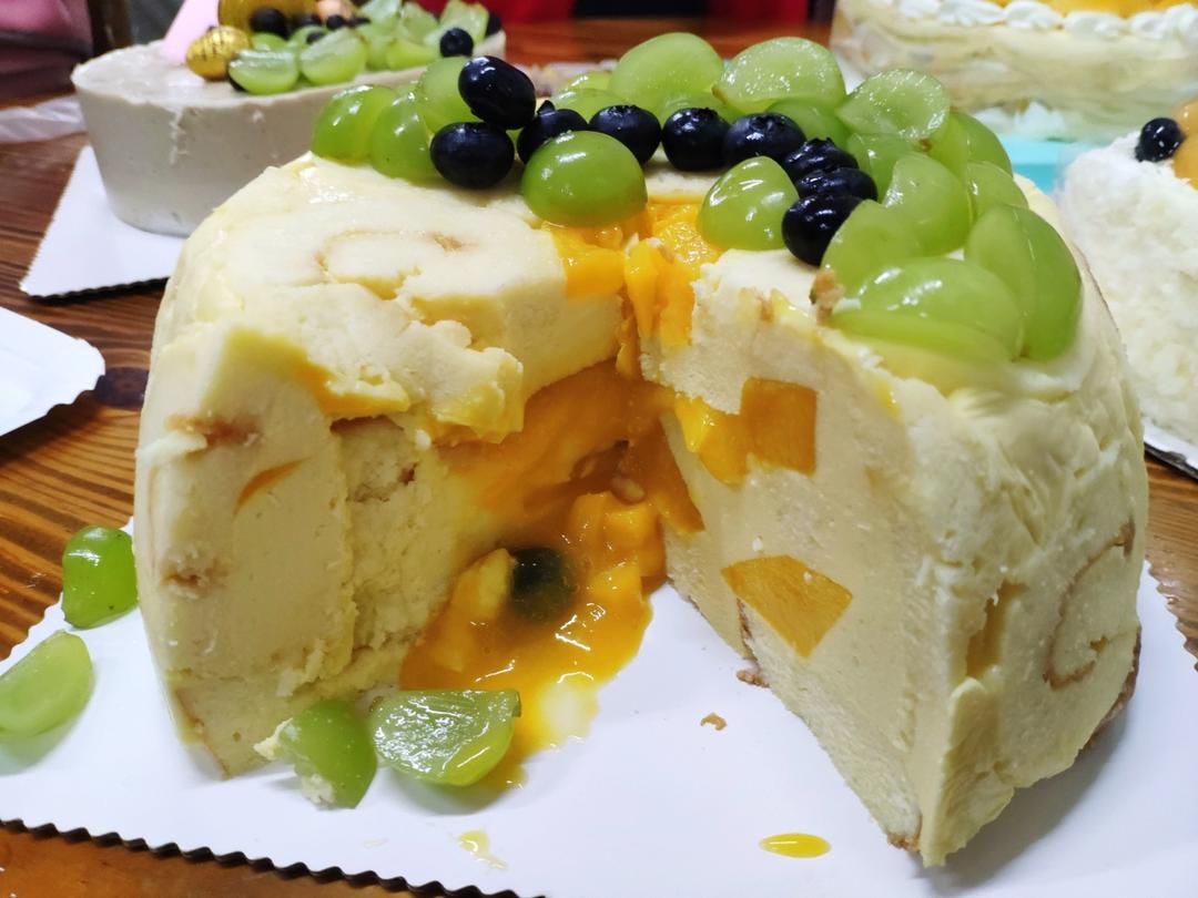 草莓慕斯夏洛特蛋糕