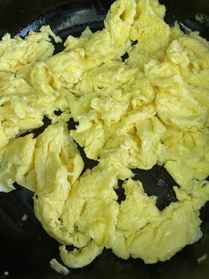 剁椒炒鸡蛋～流口水的做法 步骤5