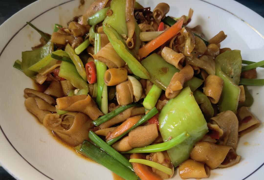 厨师长教你：“爆炒鸭肠”的家常做法，味道鲜辣美味，先收藏起来