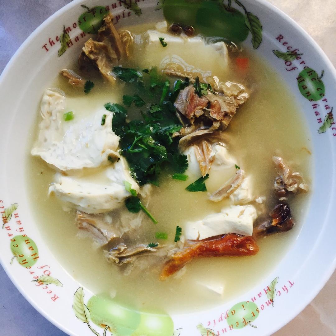 蚂蚁小厨娘做的豆腐鸭架汤