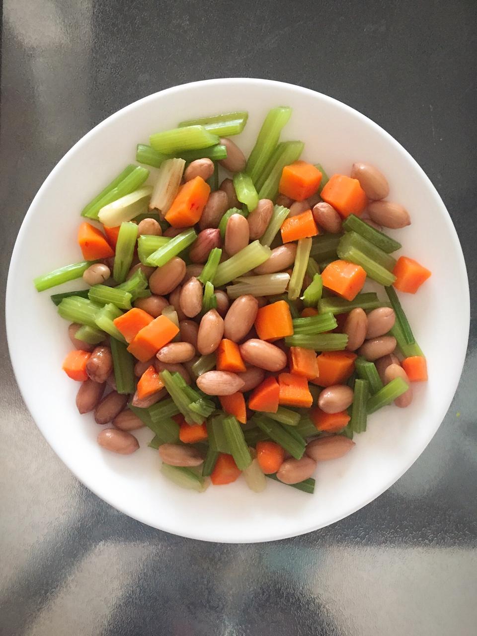 葫芦妍妍做的凉拌芹菜花生米胡萝卜