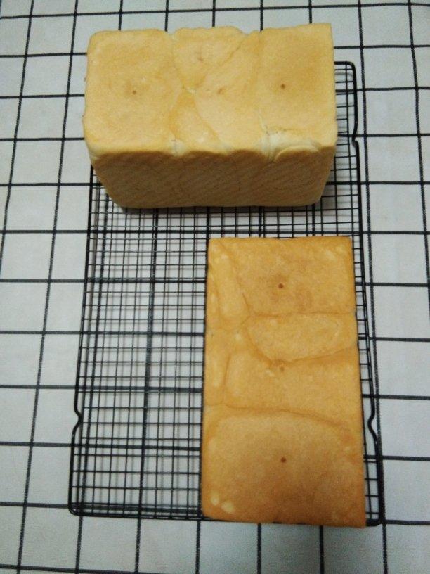 两条超级软的甜甜吐司