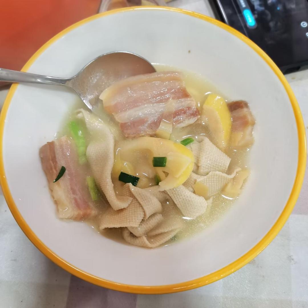 腌笃鲜.咸肉炖春笋