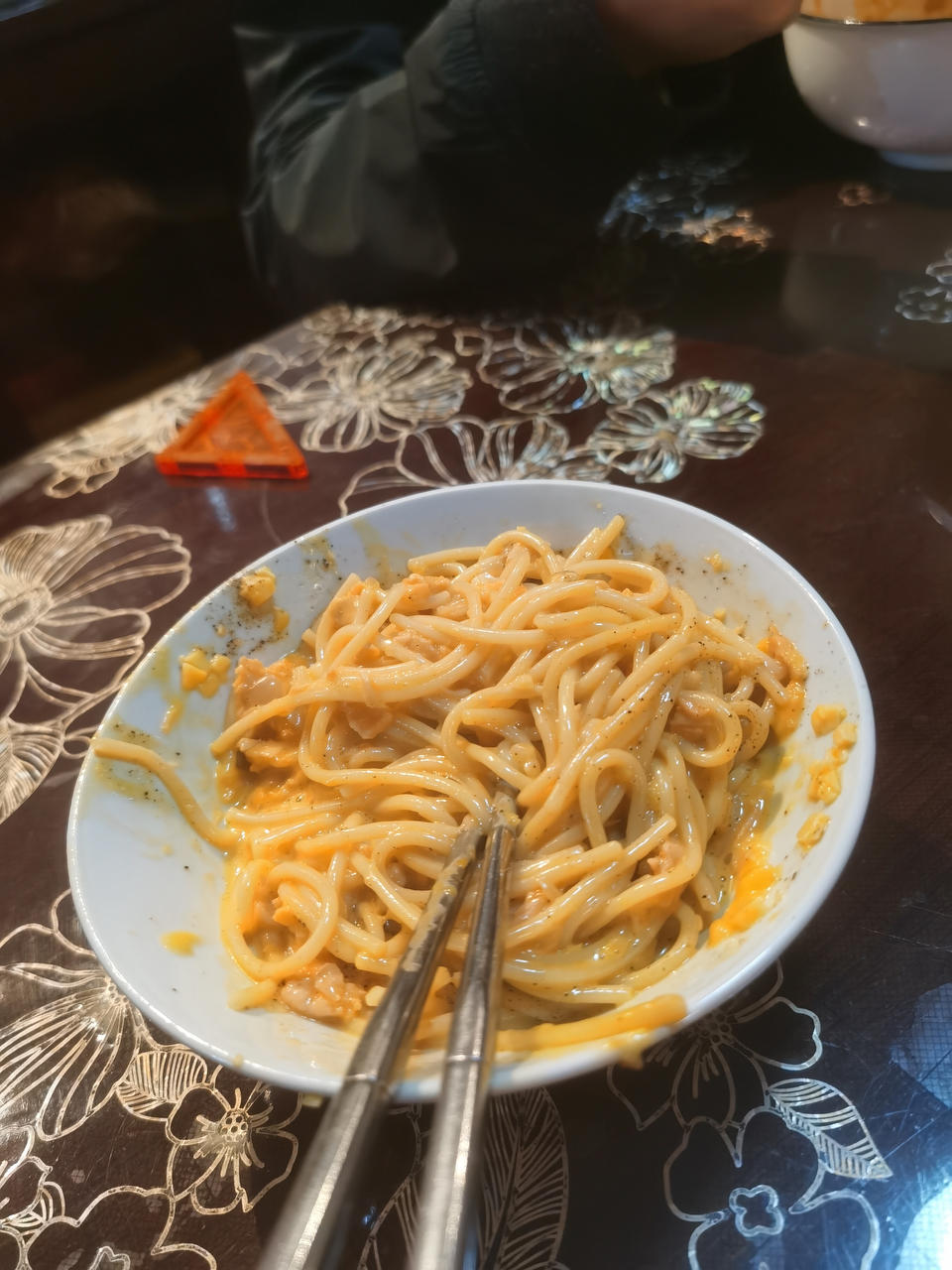 正宗的Carbonara才不放奶油呢 | 蛋黄酱三文鱼意面