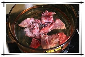 海带结烧兔肉的做法 步骤2