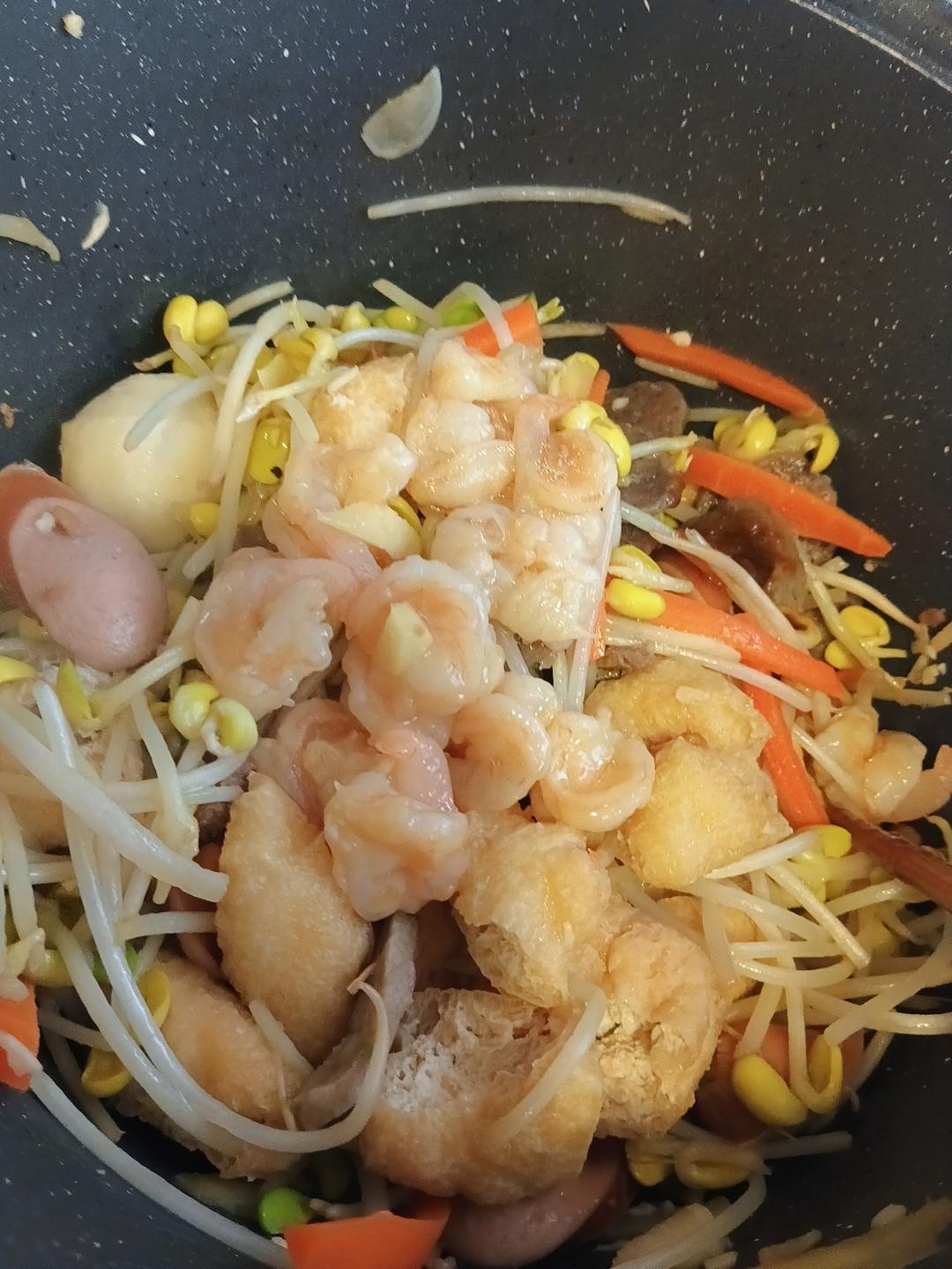 蝦球肉丸芝士腸炒豆芽的做法