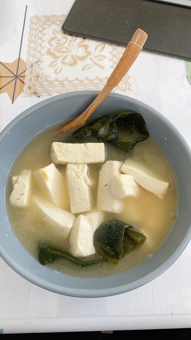 豆腐裙带菜味噌汤