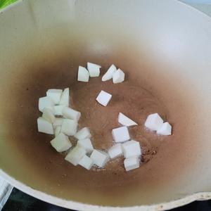 〈滑炒牛肉丁〉，欣小厨 😉的做法 步骤4