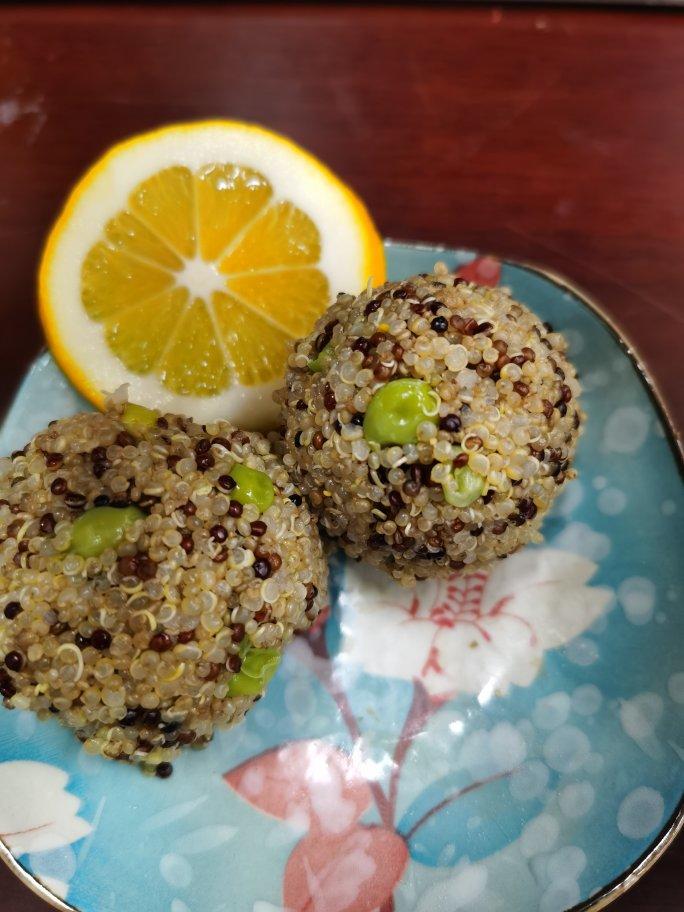 三色藜麦蔬菜饭团