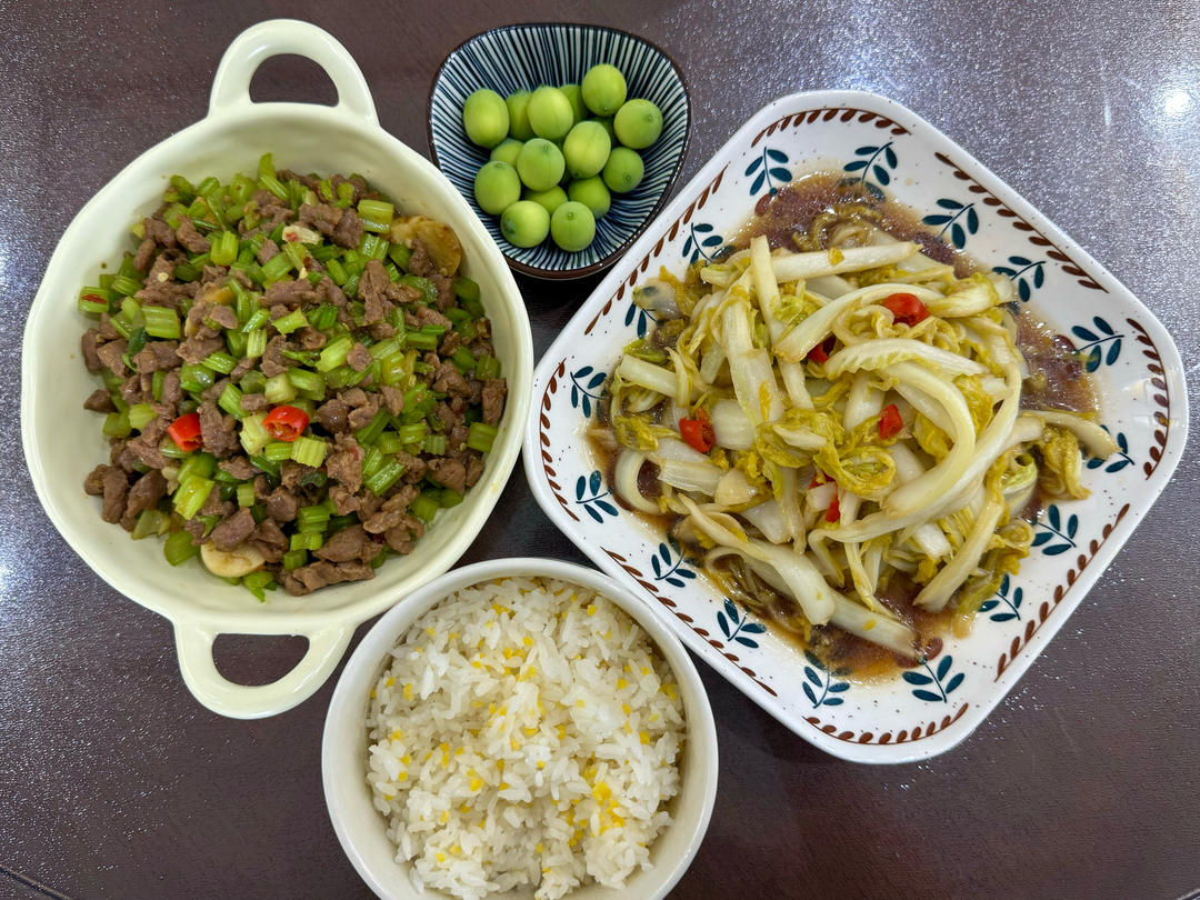 好吃到邻居敲门蹭饭的芹菜炒牛肉！