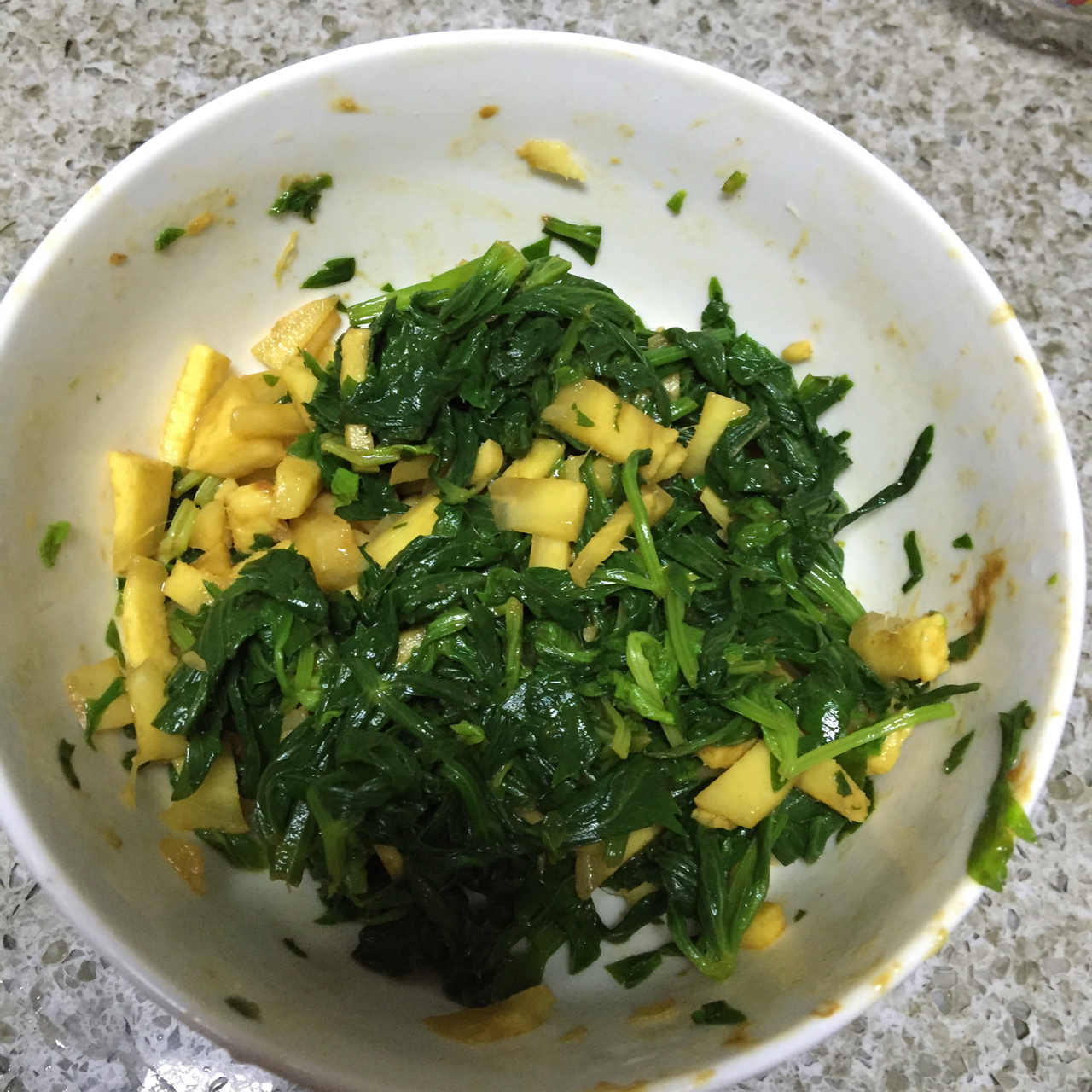 凉拌芹菜叶