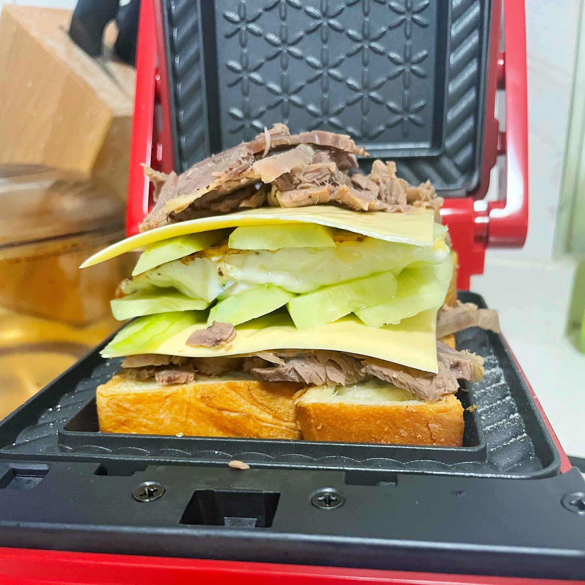 高中生早餐-十分钟-超厚早餐机牛肉三明治的做法