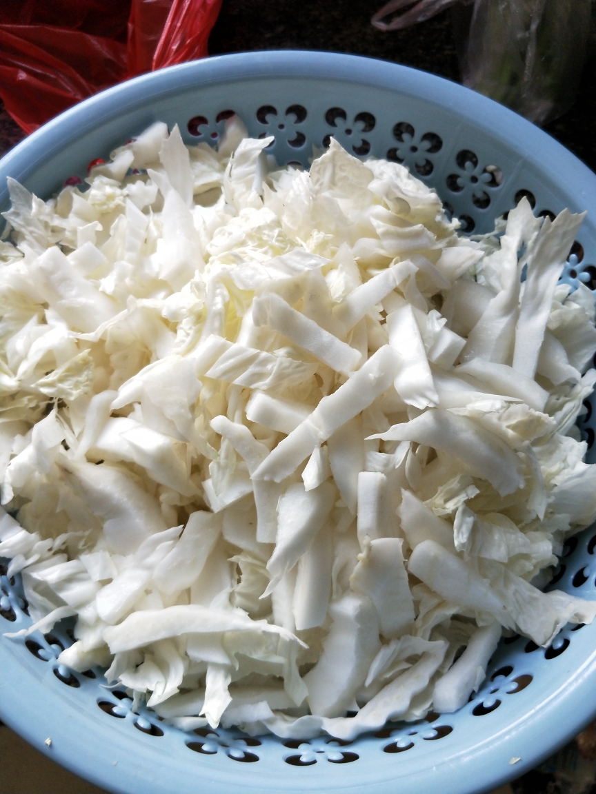 妈妈的家常菜~松蘑炖白菜(粉条豆腐粉皮)的做法 步骤1