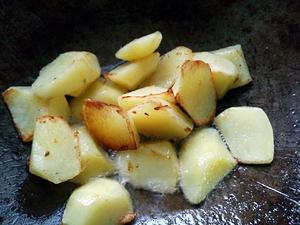 撒尿牛丸烧土豆的做法 步骤3