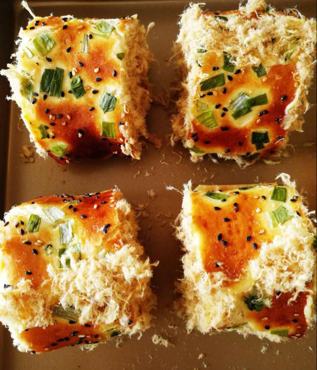 香葱肉松面包卷