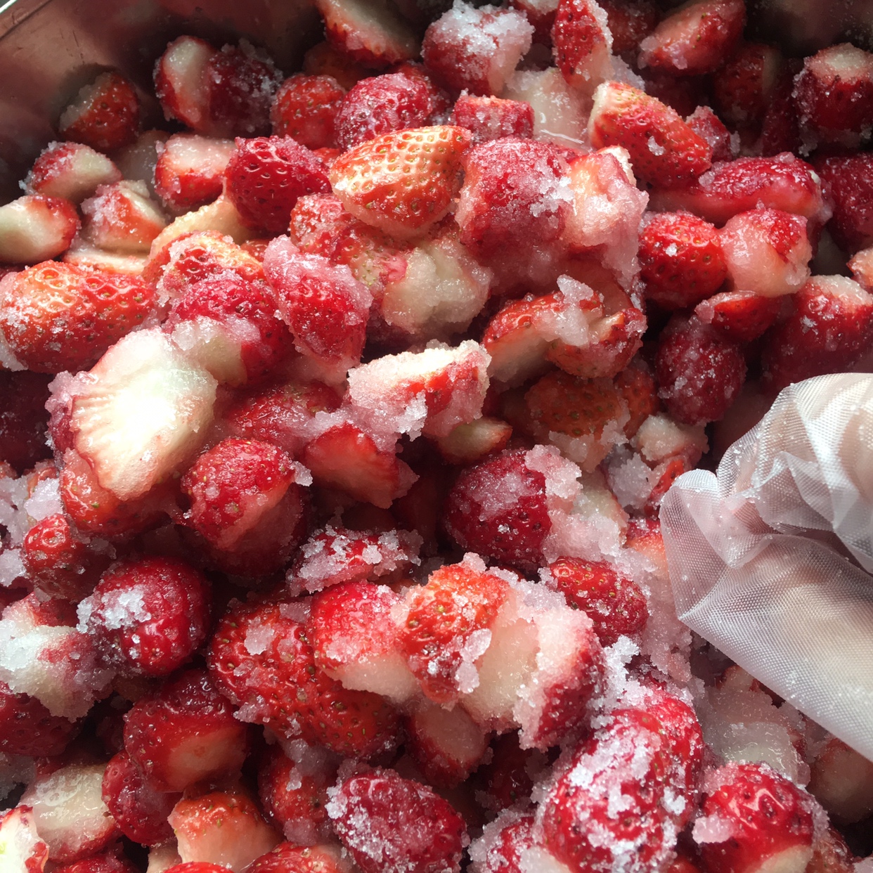 可常温保存一年的酸甜草莓酱的做法 步骤2
