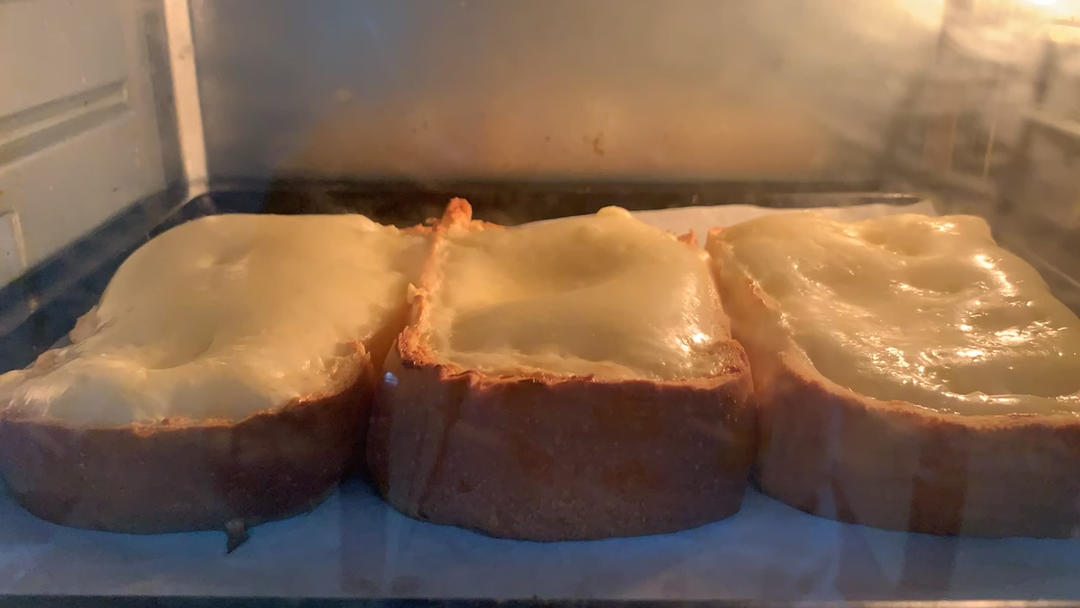 零失败快手岩烧乳酪(熔岩吐司)十分钟网红早餐，好吃哭