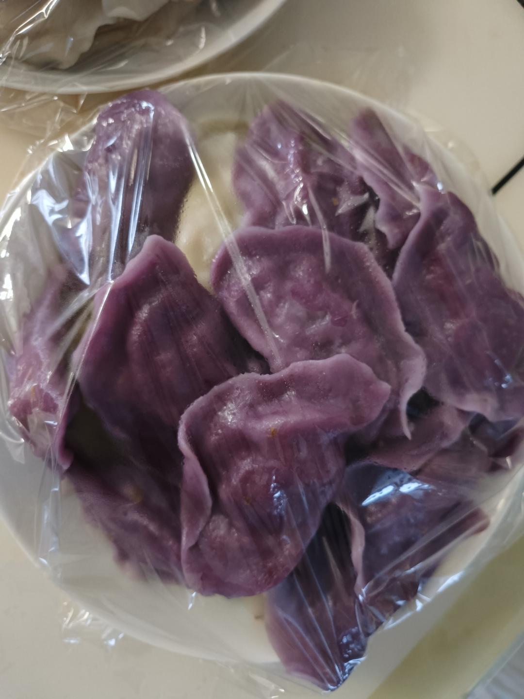 紫薯饺子皮包的两种🥟 ：韭菜黑椒罗勒猪肉馅&牛奶咸鸭蛋黄水白菜猪肉馅